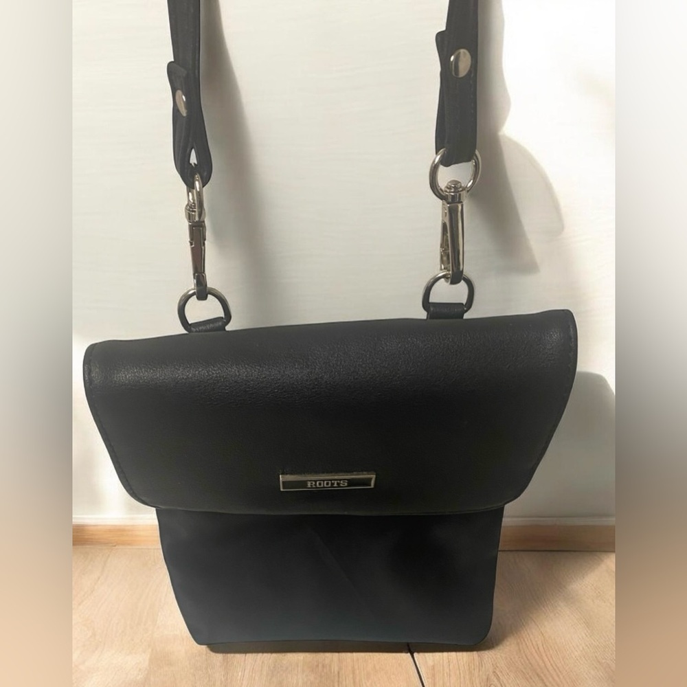 Roots Black Leather Flap Crossbody Bag Silver/Black Logo. - Picture 3 of 5